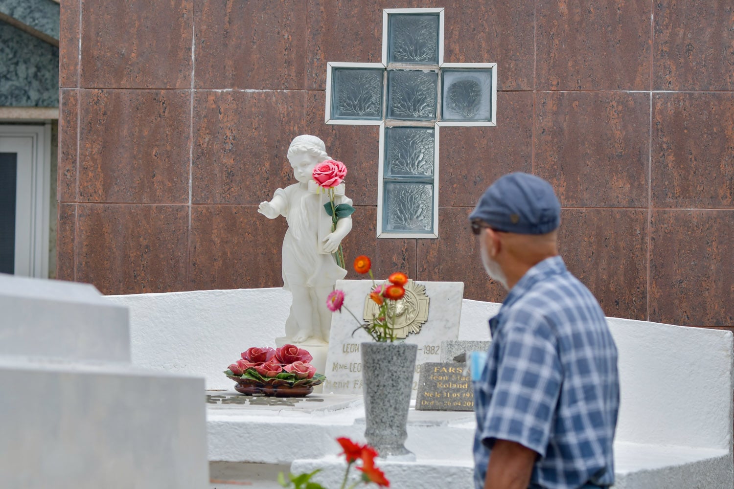 Recueillement et ferveur dans les cimetières