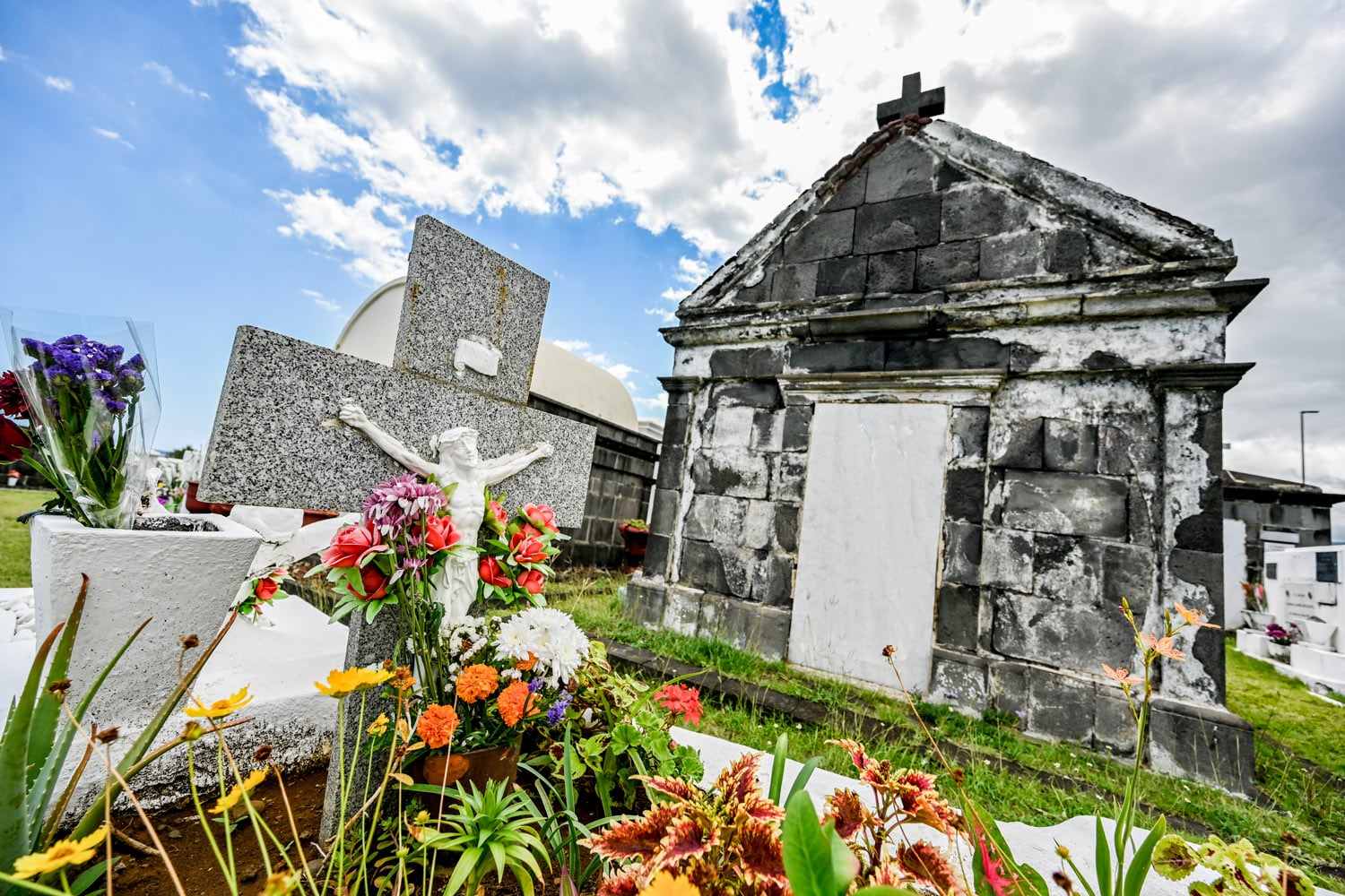Recueillement et ferveur dans les cimetières