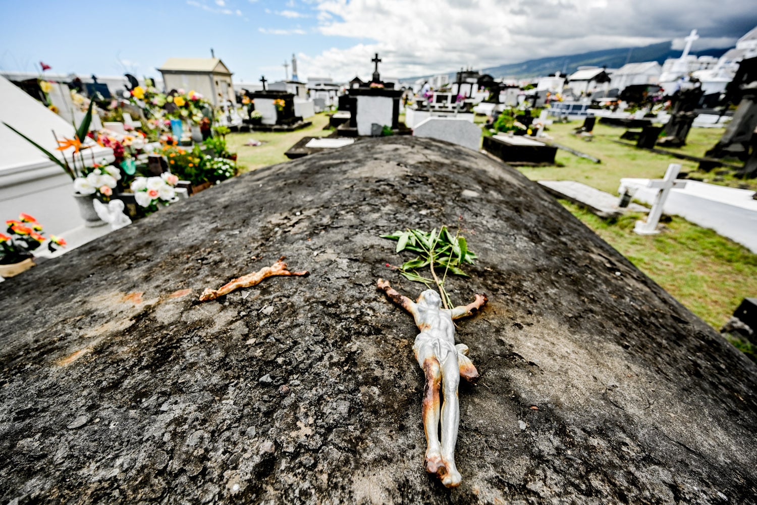 Recueillement et ferveur dans les cimetières