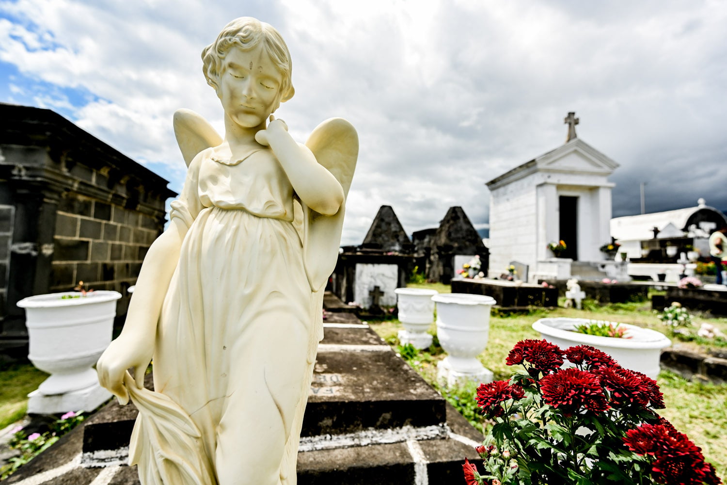 Recueillement et ferveur dans les cimetières