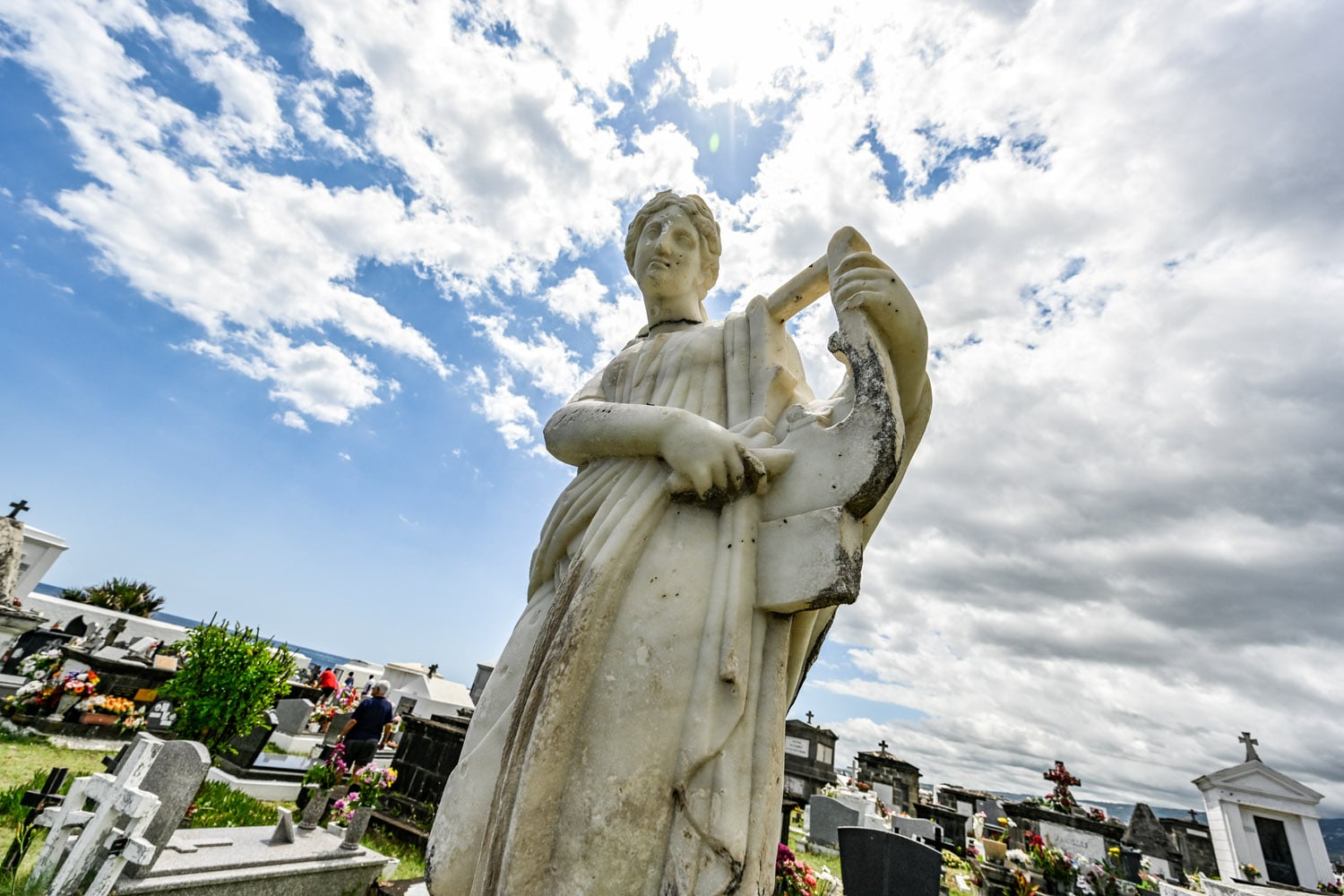 Recueillement et ferveur dans les cimetières