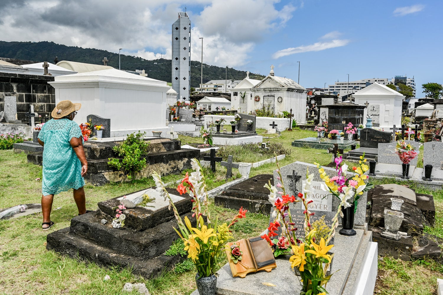 Recueillement et ferveur dans les cimetières