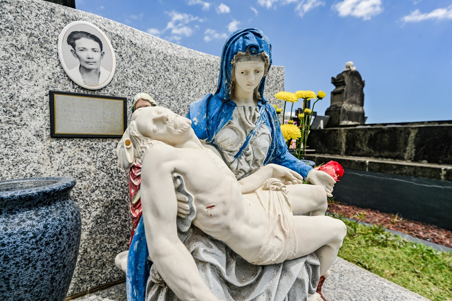 Recueillement et ferveur dans les cimetières