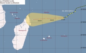 La perturbation tropicale à 1160km des côtes réunionnaises