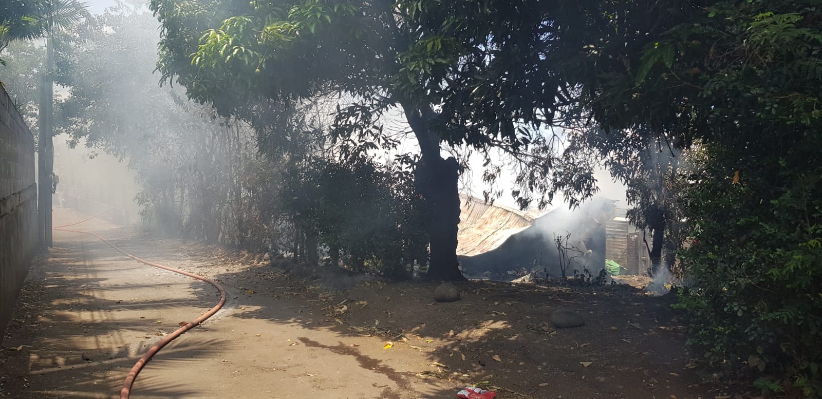 Une case ravagée par les flammes à Rivière Saint-Louis
