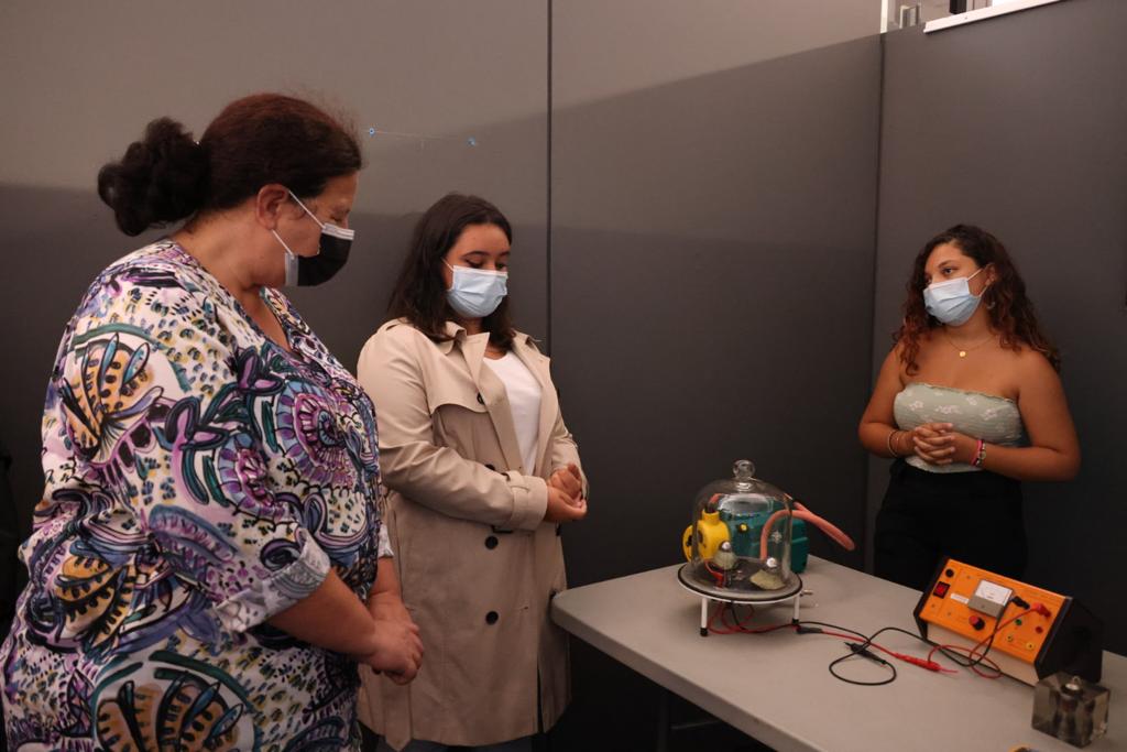 Photos - Visite de Frédérique Vidal à la rencontre des chercheurs de l'Observatoire volcanologique et de la Maison du Volcan
