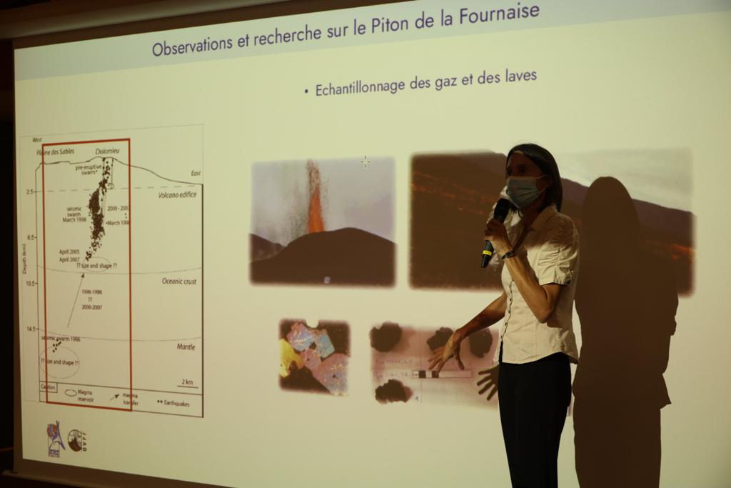 Photos - Visite de Frédérique Vidal à la rencontre des chercheurs de l'Observatoire volcanologique et de la Maison du Volcan