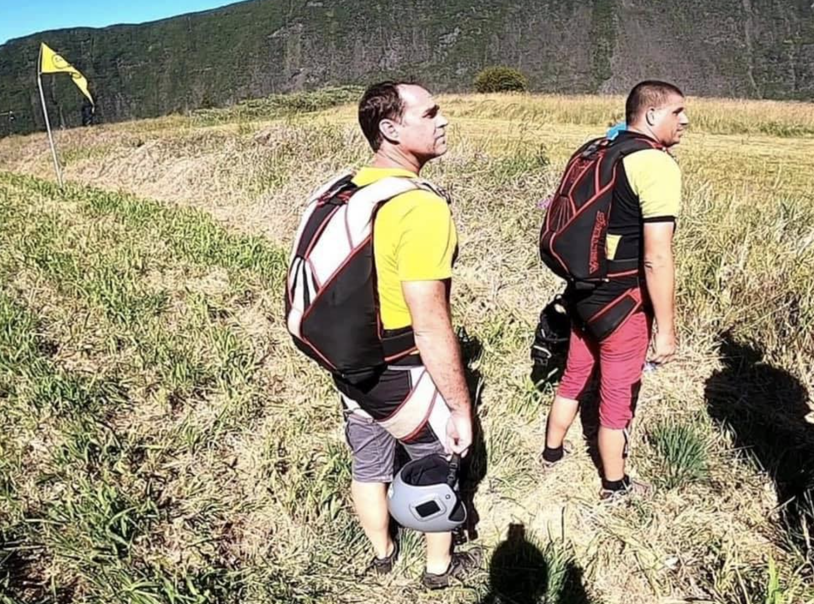Les amis des deux parachutistes disparus annoncent l'arrêt des recherches