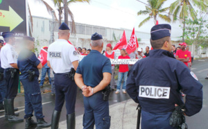 Citroën: Les grévistes interpellent Michel Sapin mais sont barrés par la police