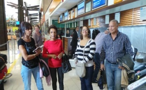 Anne-Marie Collomp à l'aéroport... Un retour normalement prévu à la Réunion le 25 novembre
