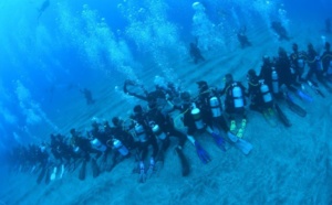 110 plongeurs péi forment la plus grande chaîne humaine sous-marine au monde