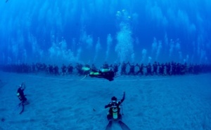 110 plongeurs péi forment la plus grande chaîne humaine sous-marine au monde