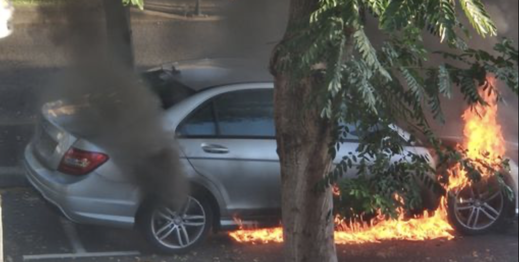 Saint-Denis : Une voiture en feu sur le Boulevard Sud