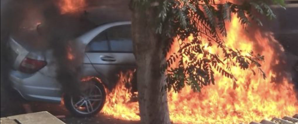 Saint-Denis : Une voiture en feu sur le Boulevard Sud