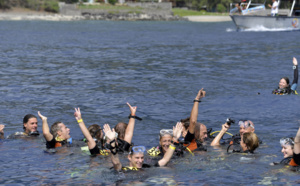 Chaîne humaine sous-marine : Retour en images sur un record mondial