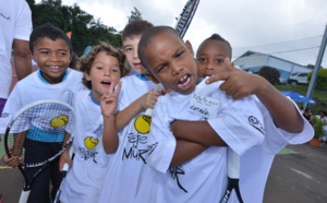 Fête le Mur: Yannick Noah inaugure un plateau de tennis à St-Paul