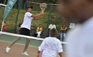 Fête le Mur: Yannick Noah inaugure un plateau de tennis à St-Paul