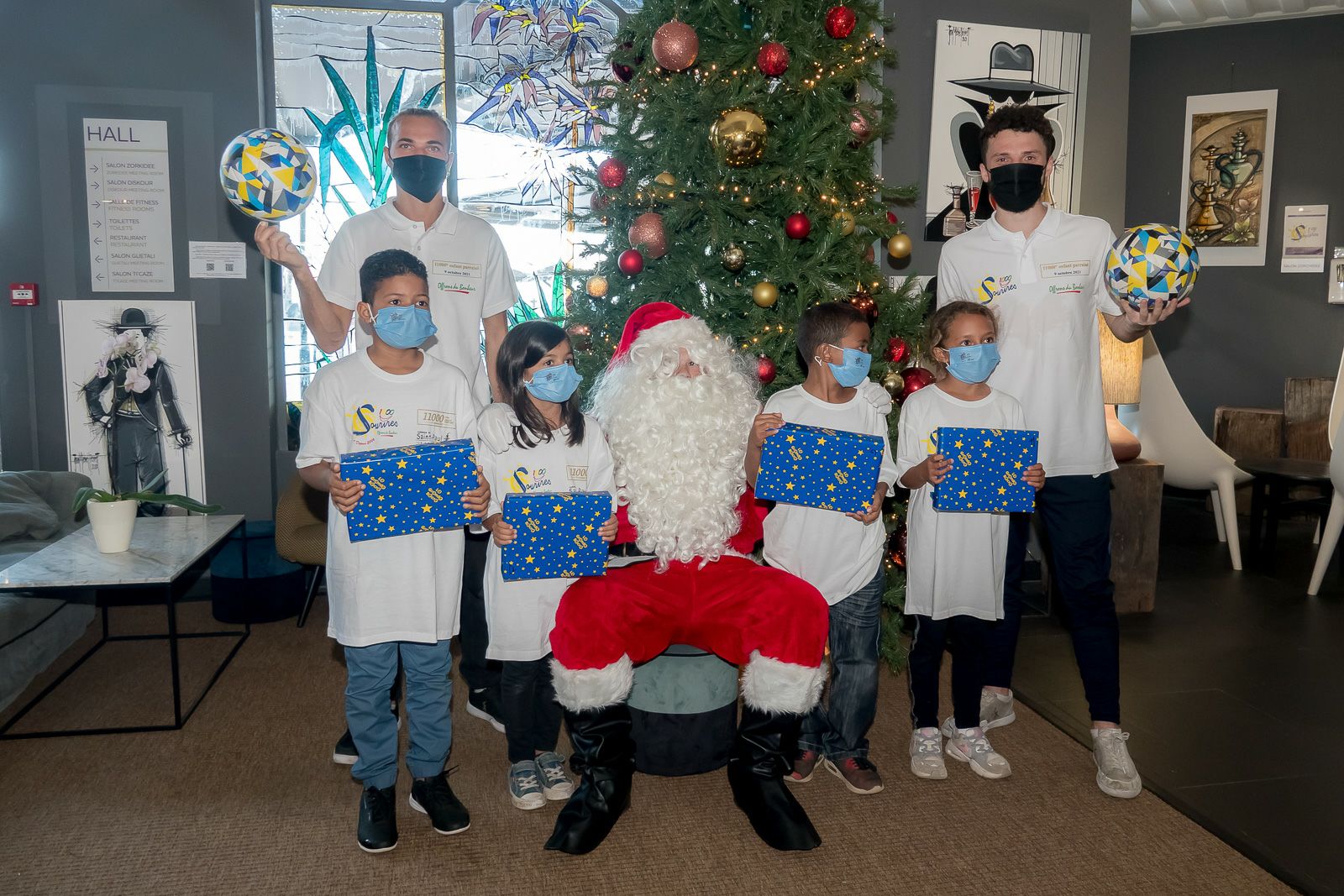 Le Père Noël est passé au Mercure Créolia pour les Marmailles de 1000 Sourires