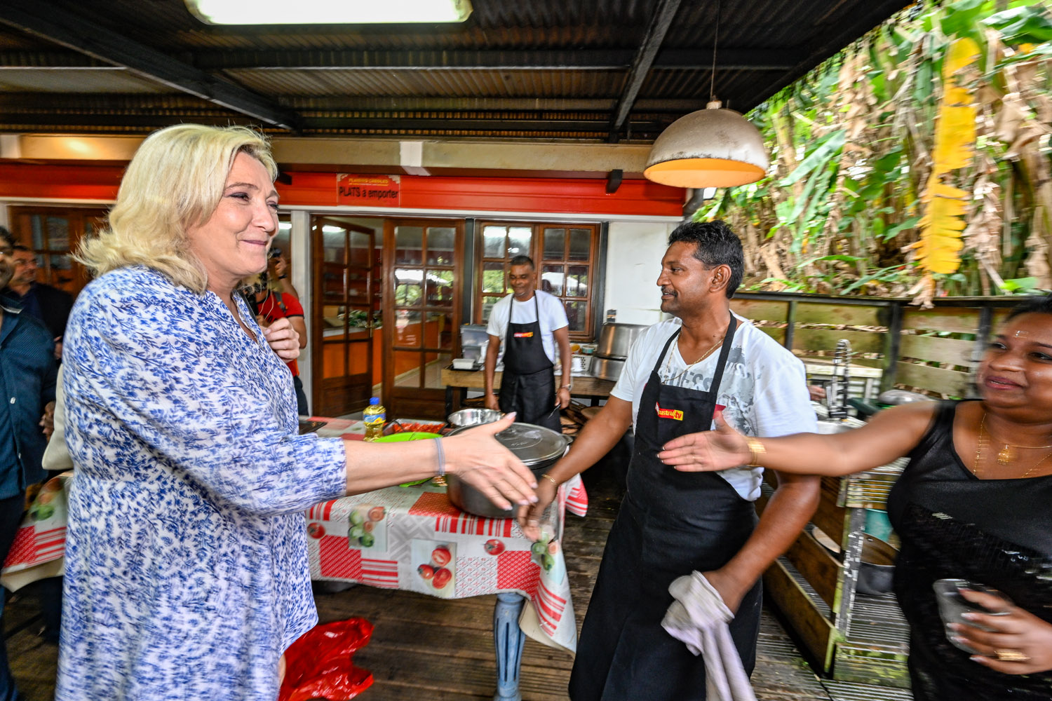 Photos - Le cabri massalé chez Coindin n'a plus de secret pour Marine Le Pen