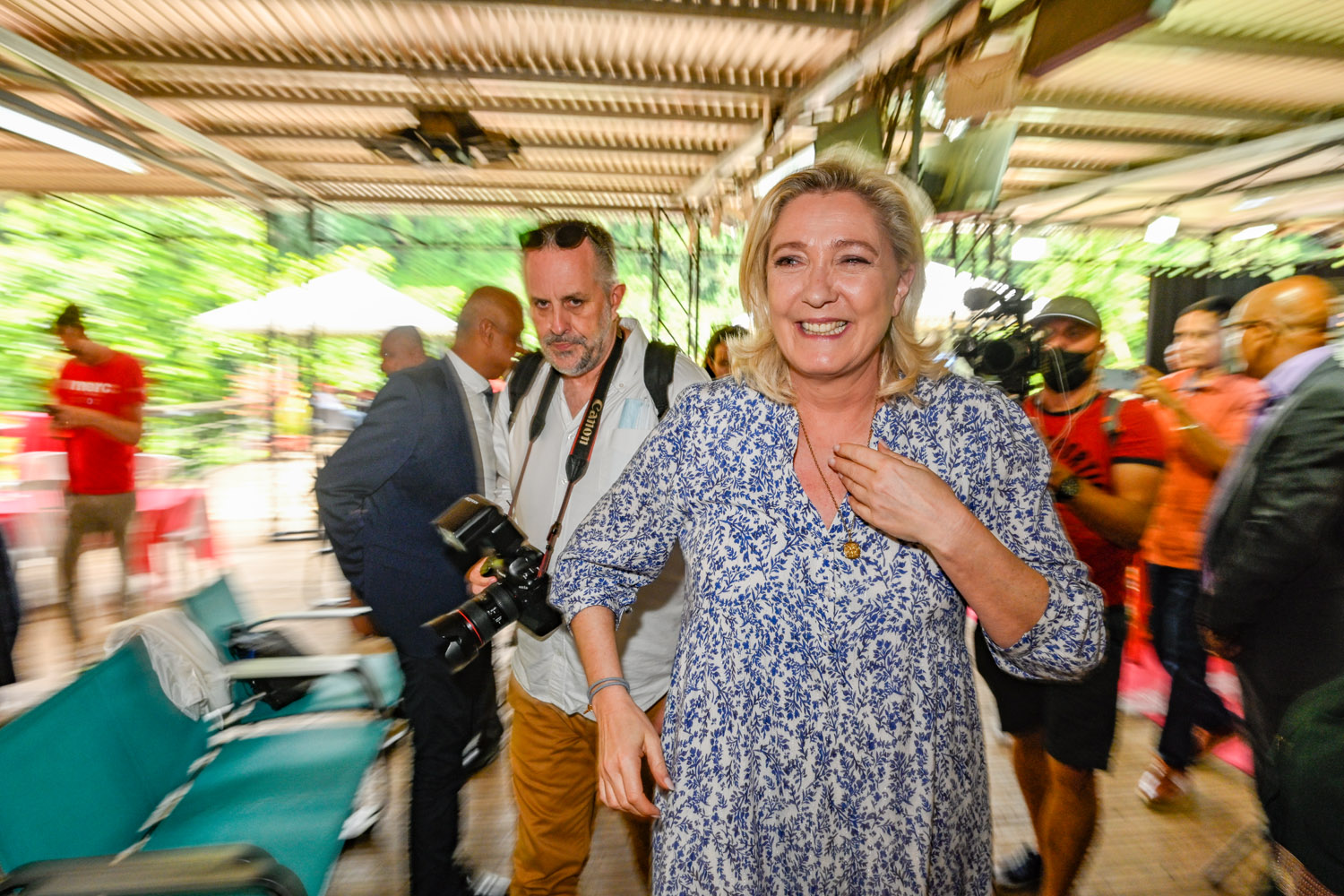 Photos - Le cabri massalé chez Coindin n'a plus de secret pour Marine Le Pen