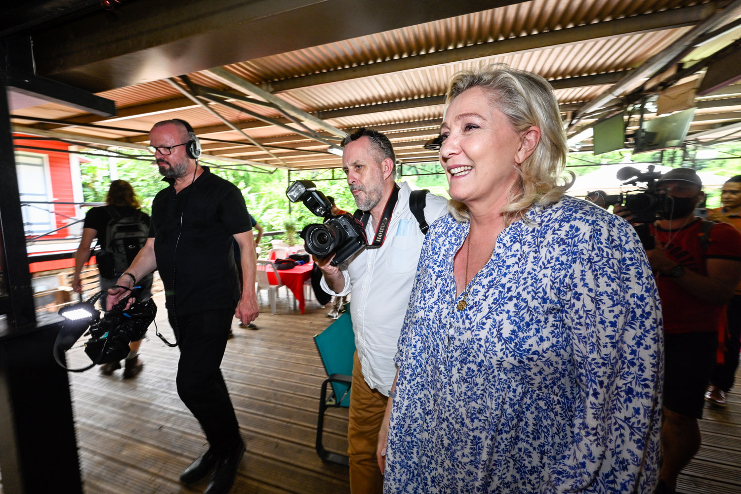 Photos - Le cabri massalé chez Coindin n'a plus de secret pour Marine Le Pen