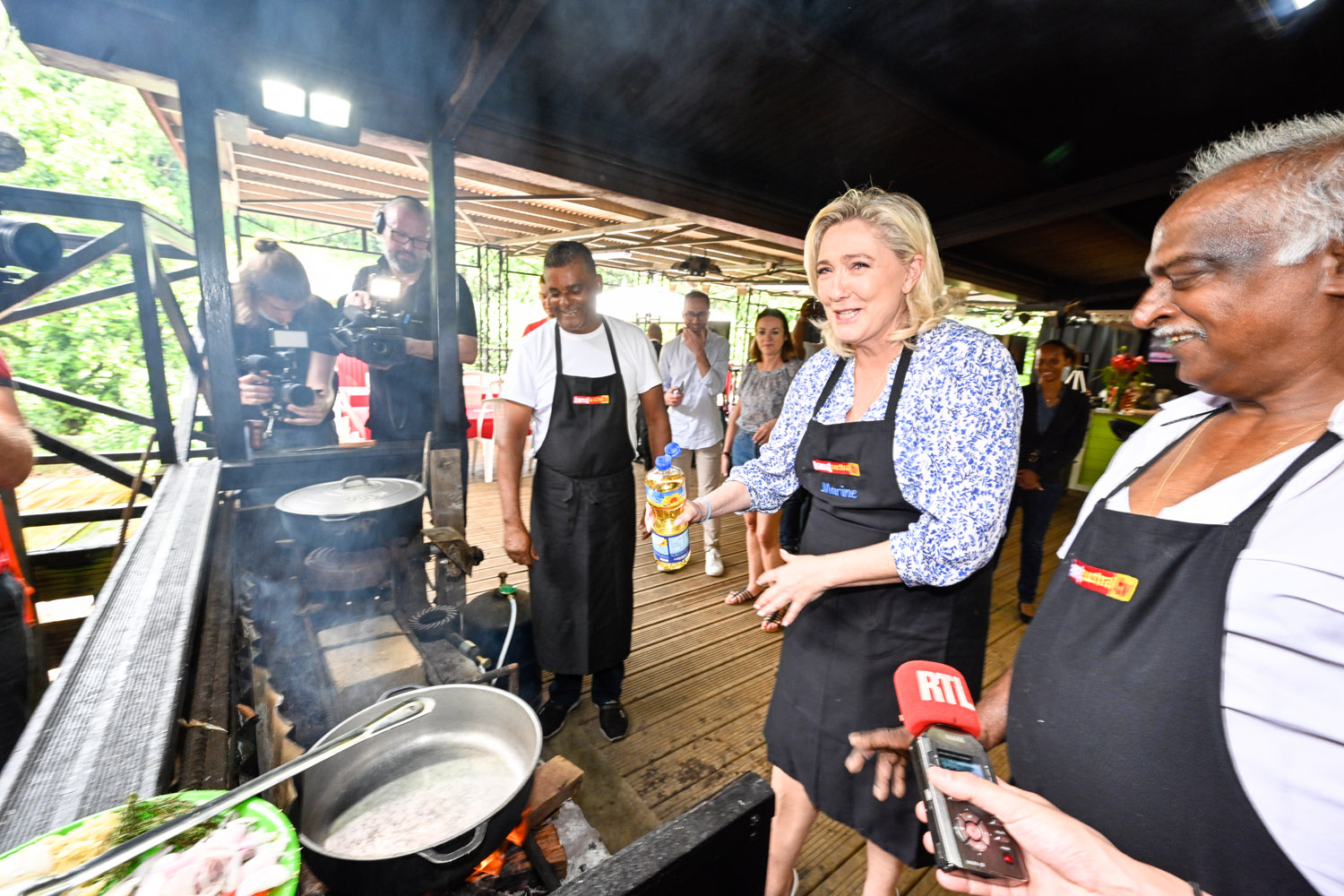Photos - Le cabri massalé chez Coindin n'a plus de secret pour Marine Le Pen