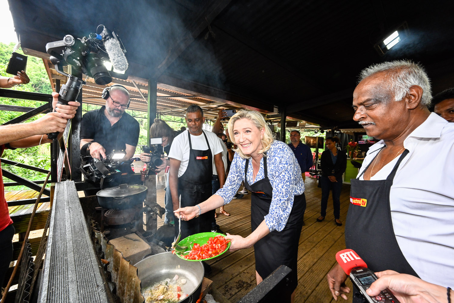 Photos - Le cabri massalé chez Coindin n'a plus de secret pour Marine Le Pen