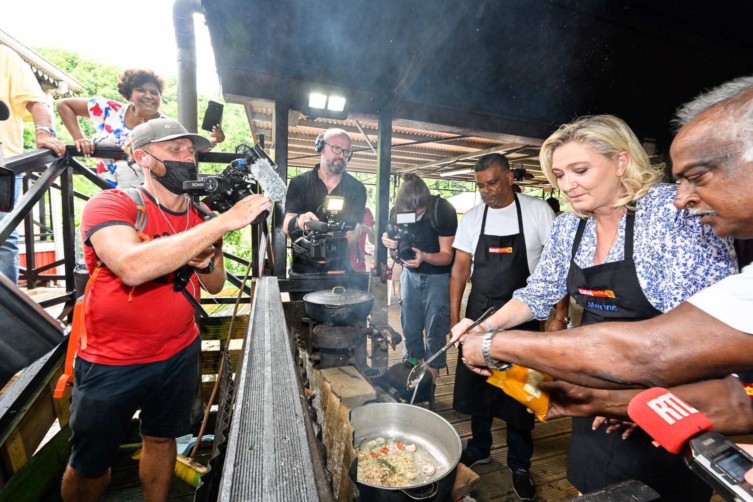 Photos - Le cabri massalé chez Coindin n'a plus de secret pour Marine Le Pen