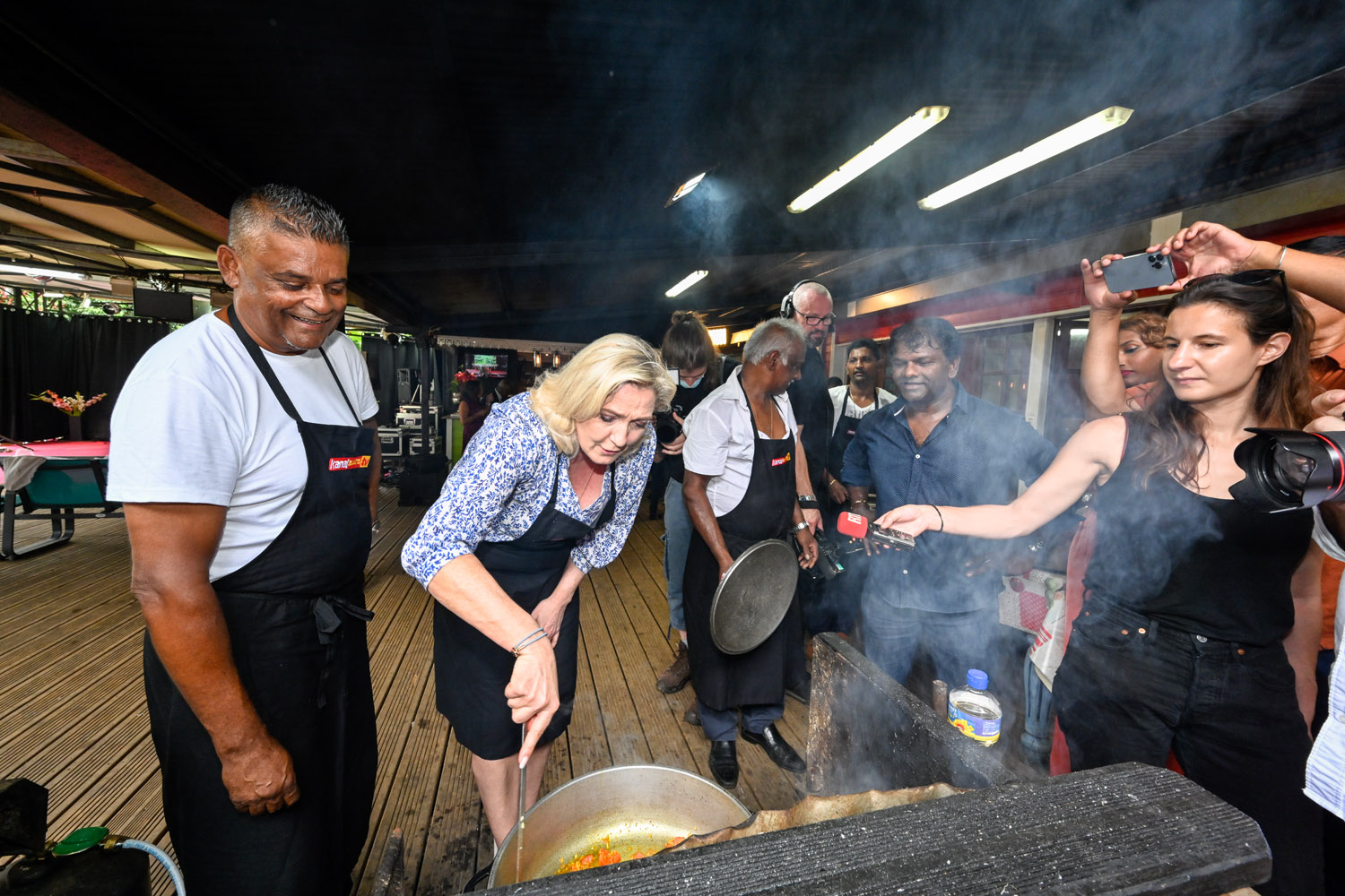 Photos - Le cabri massalé chez Coindin n'a plus de secret pour Marine Le Pen