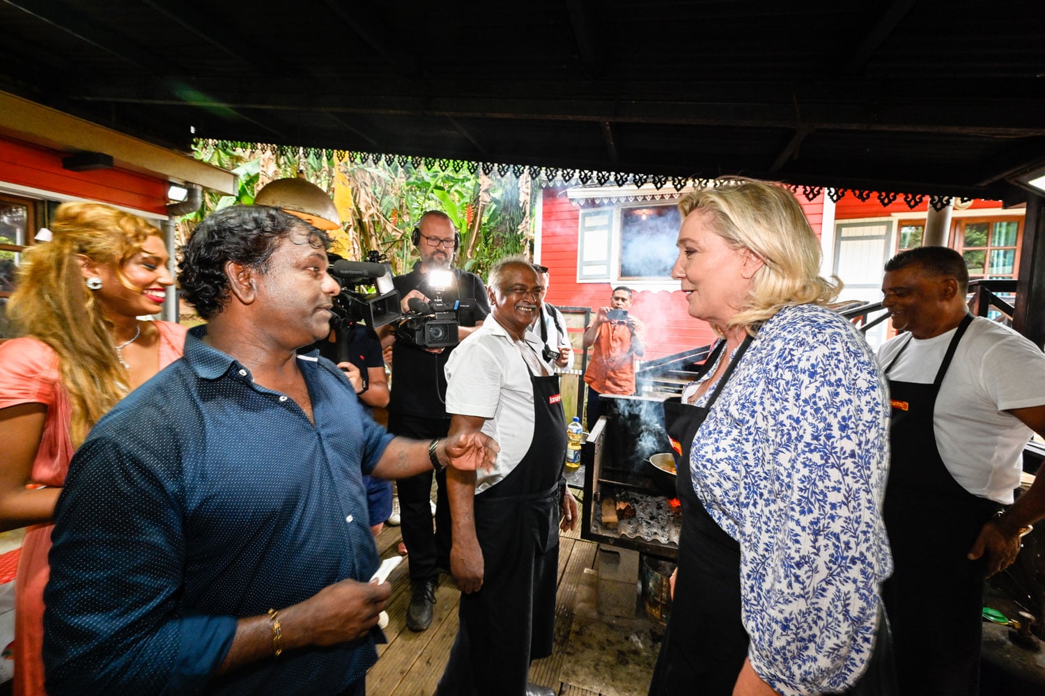 Photos - Le cabri massalé chez Coindin n'a plus de secret pour Marine Le Pen