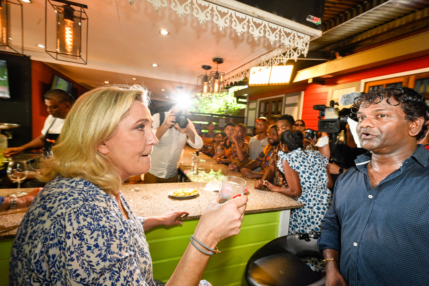 Photos - Le cabri massalé chez Coindin n'a plus de secret pour Marine Le Pen