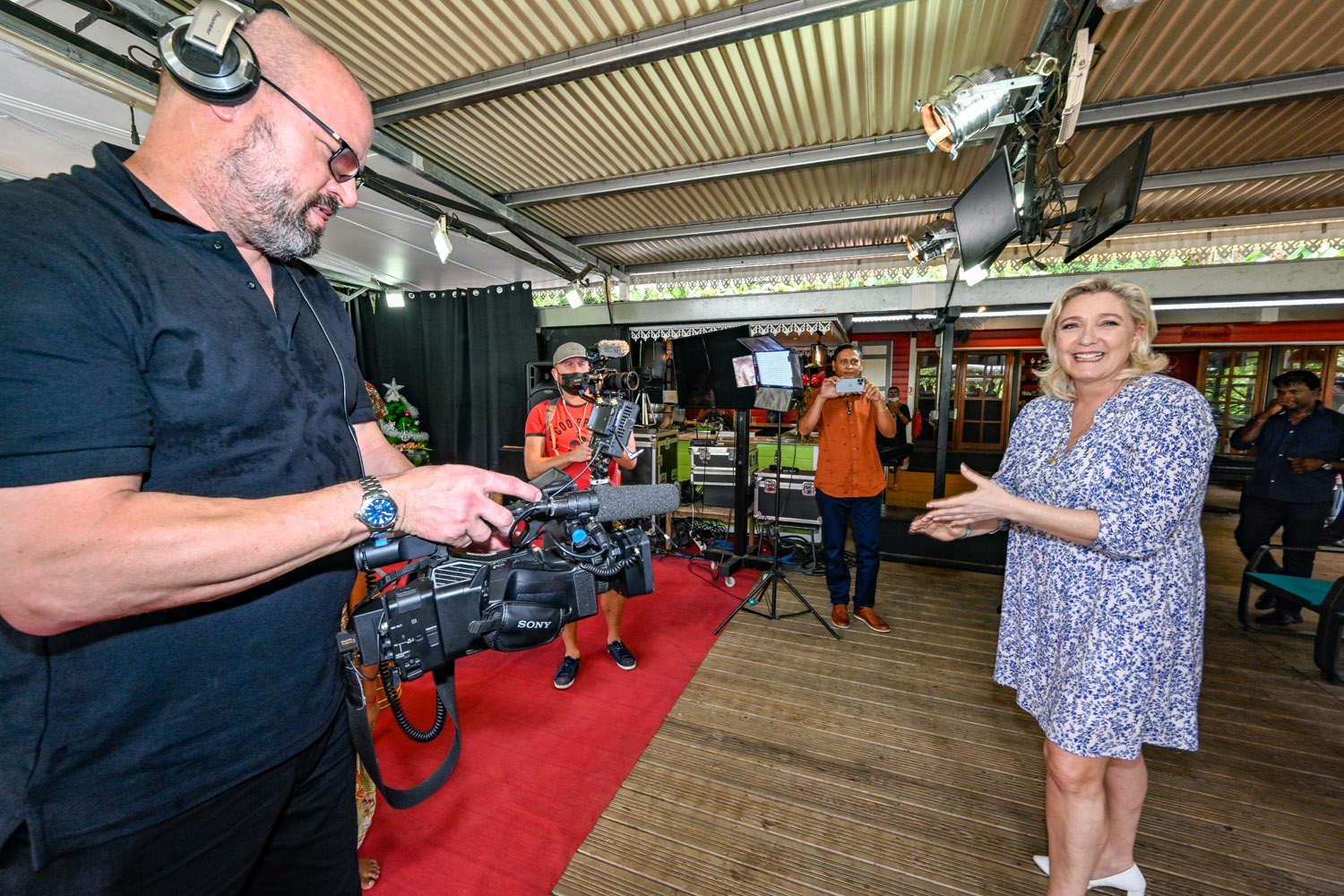 Photos - Le cabri massalé chez Coindin n'a plus de secret pour Marine Le Pen