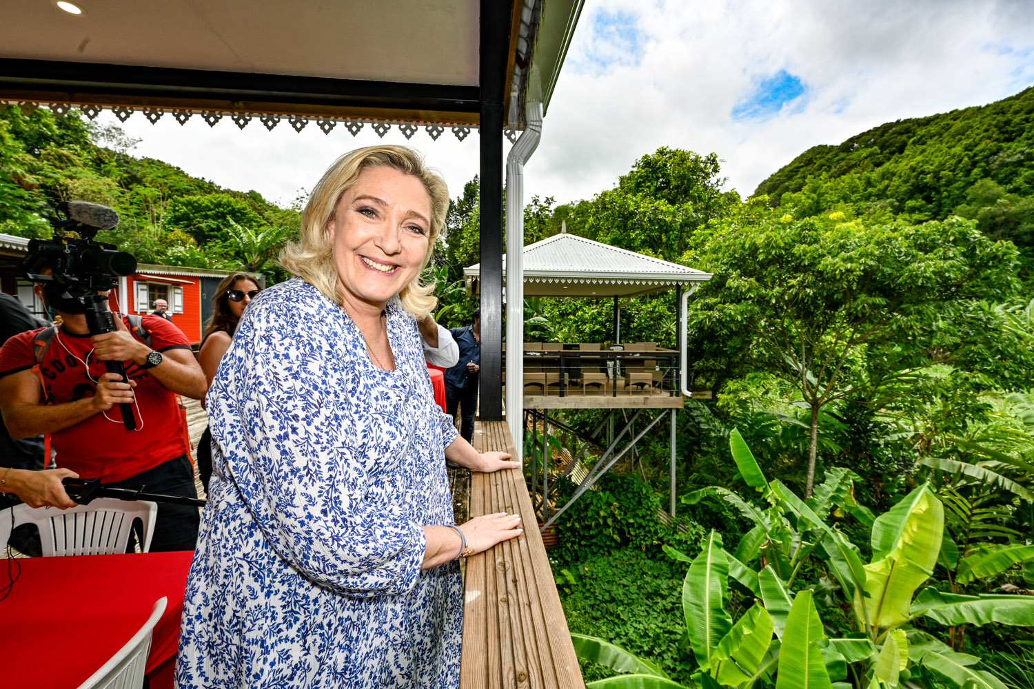 Photos - Le cabri massalé chez Coindin n'a plus de secret pour Marine Le Pen