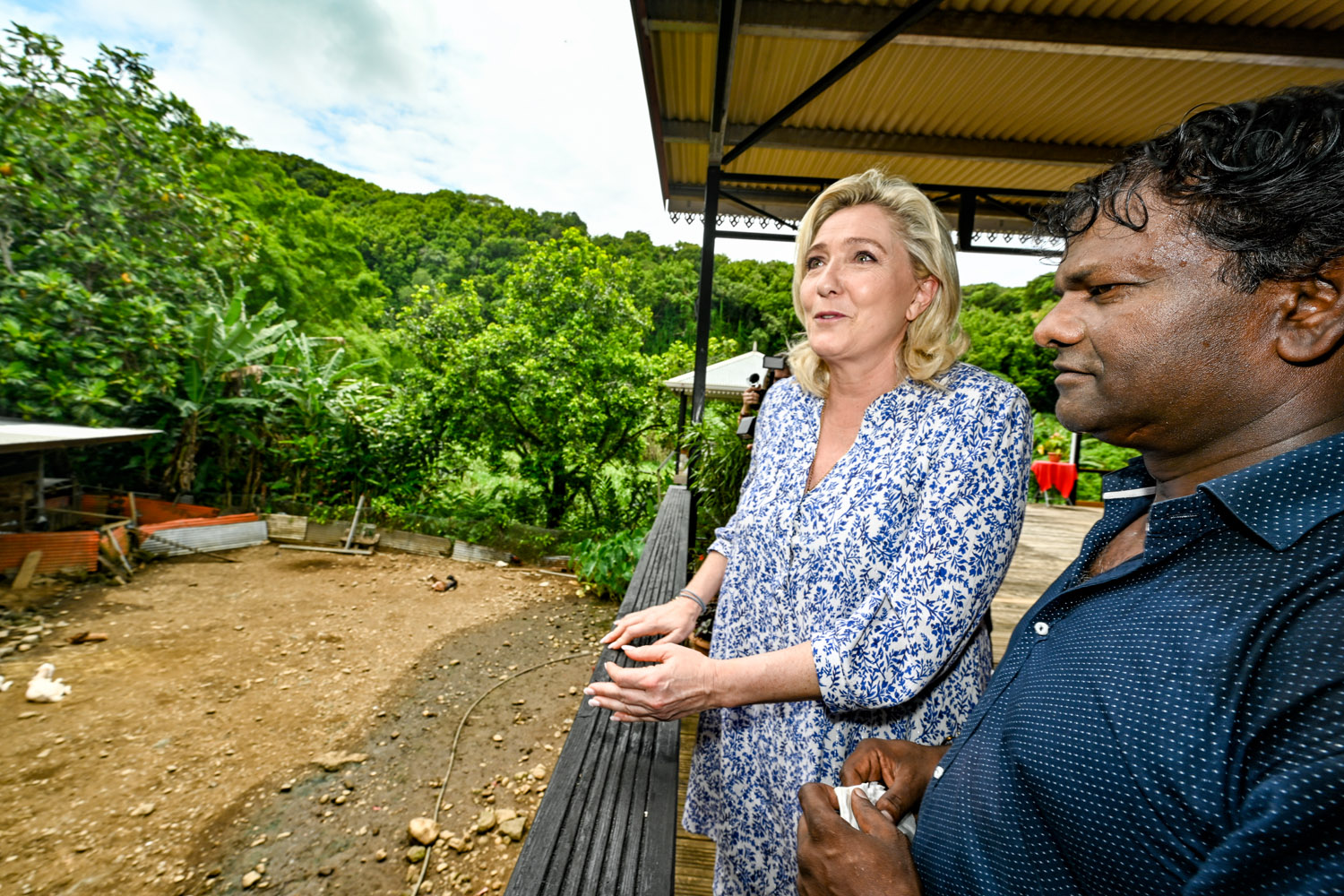 Photos - Le cabri massalé chez Coindin n'a plus de secret pour Marine Le Pen