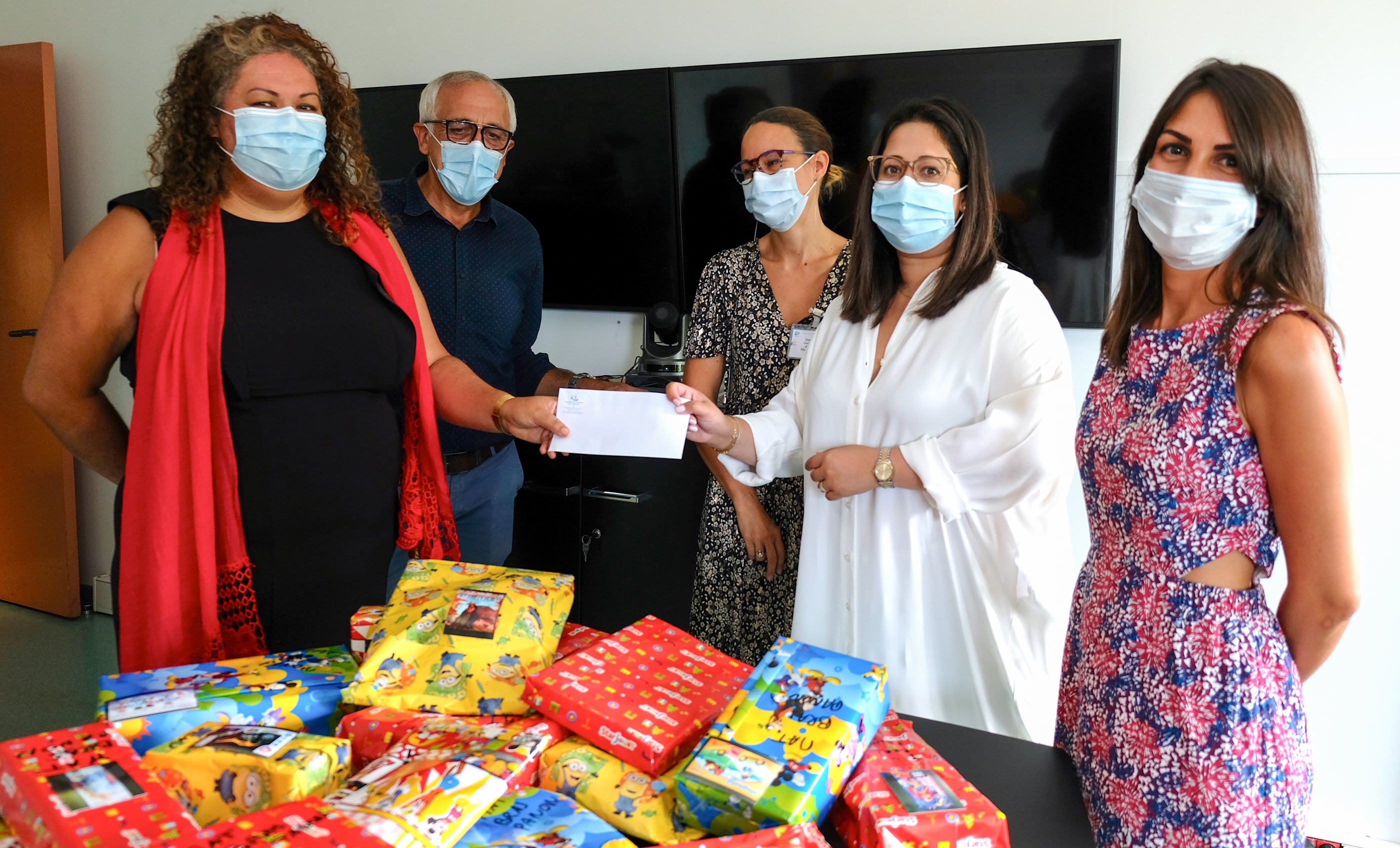Noël à l’Hôpital : Les Notaires de la Réunion offrent des cadeaux aux petits patients du Centre Hospitalier Ouest Réunion et de l’Etablissement Publique de Santé Mentale de La Réunion