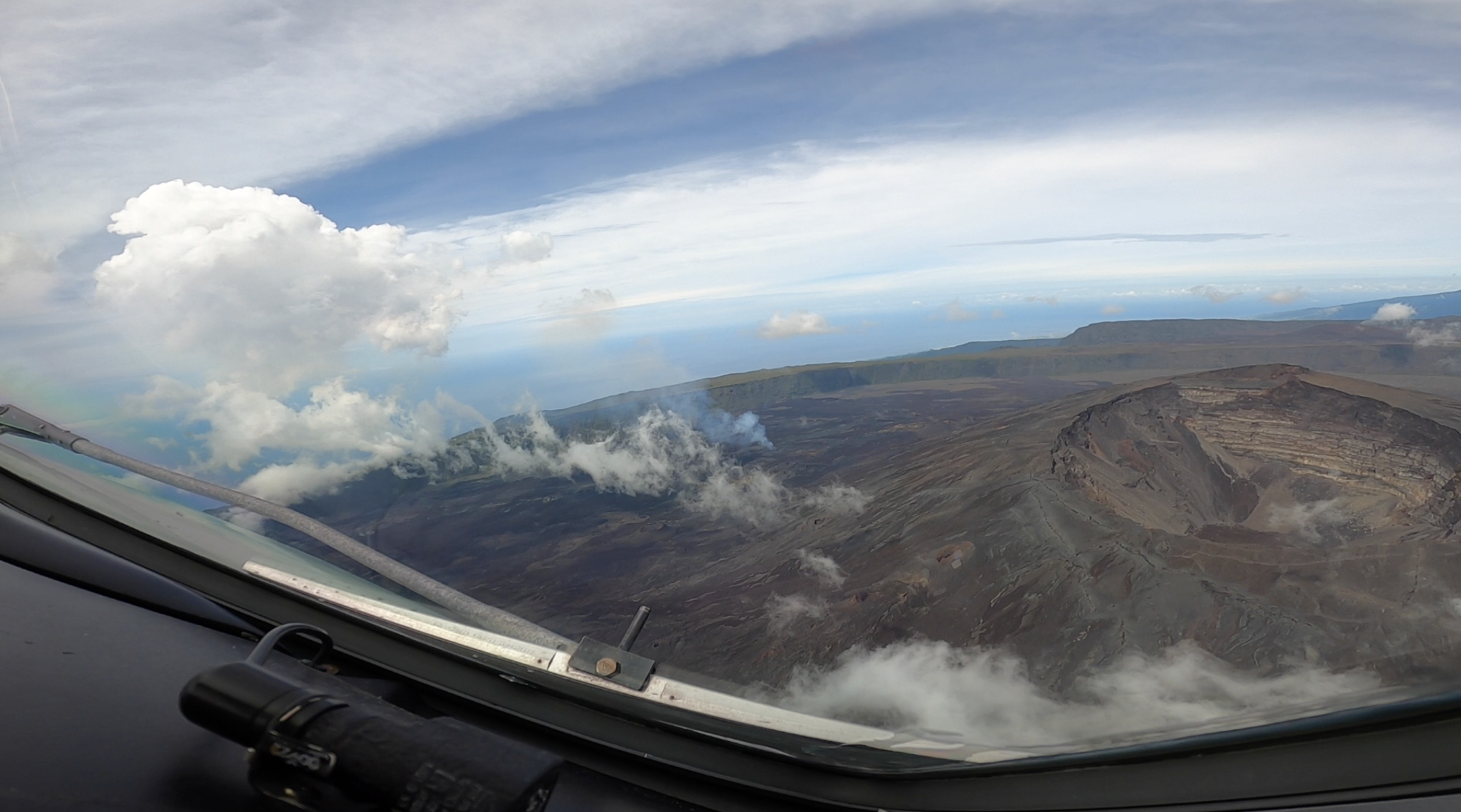 Vidéo - Survolons le piton de la Fournaise en éruption à bord du Dash