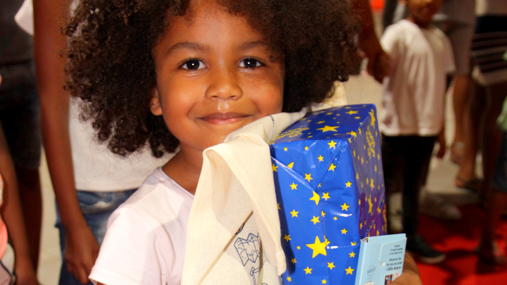 Kouler Lo Ker distribue des cadeaux aux enfants sinistrés de La Marina