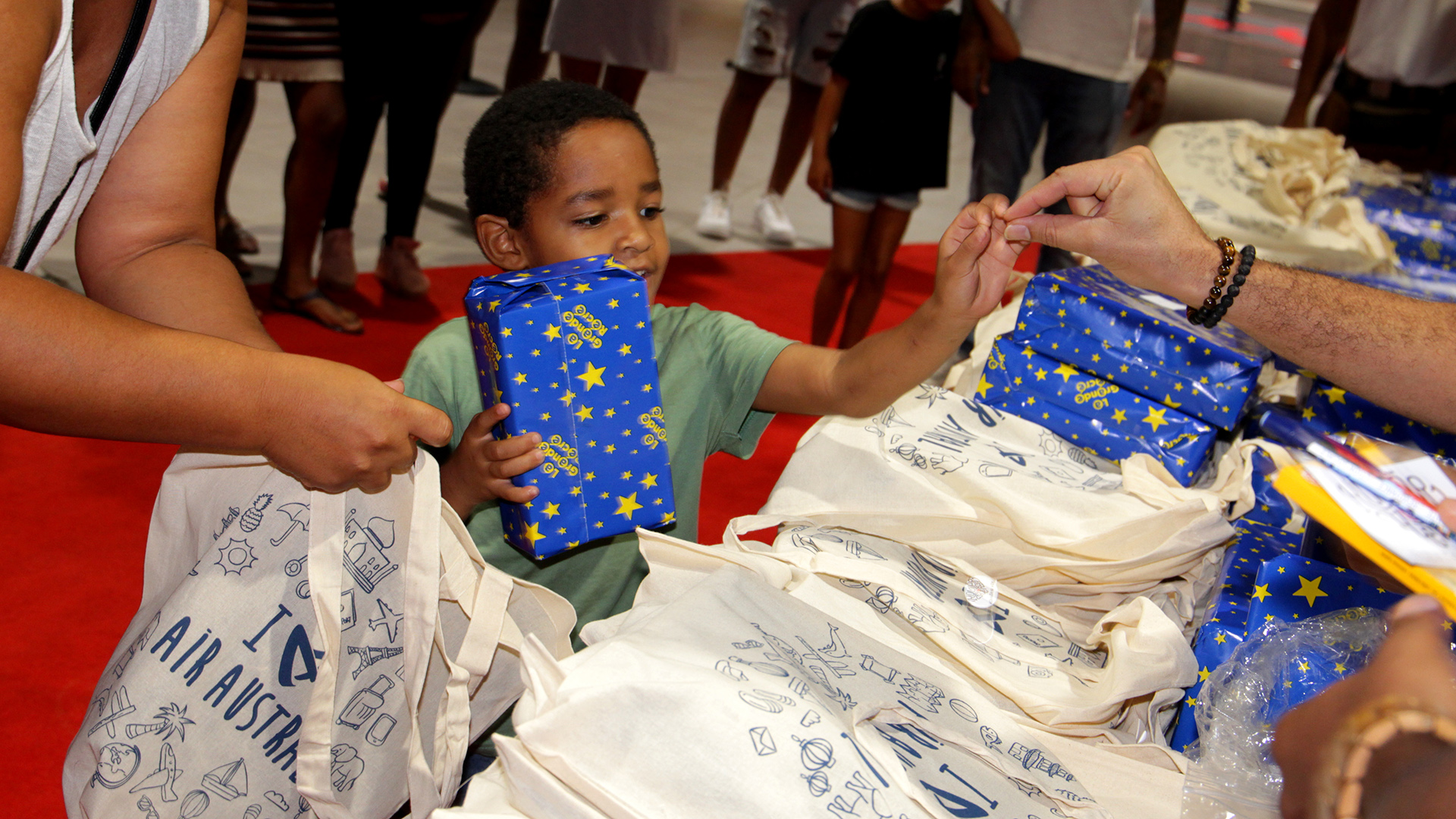 Kouler Lo Ker distribue des cadeaux aux enfants sinistrés de La Marina