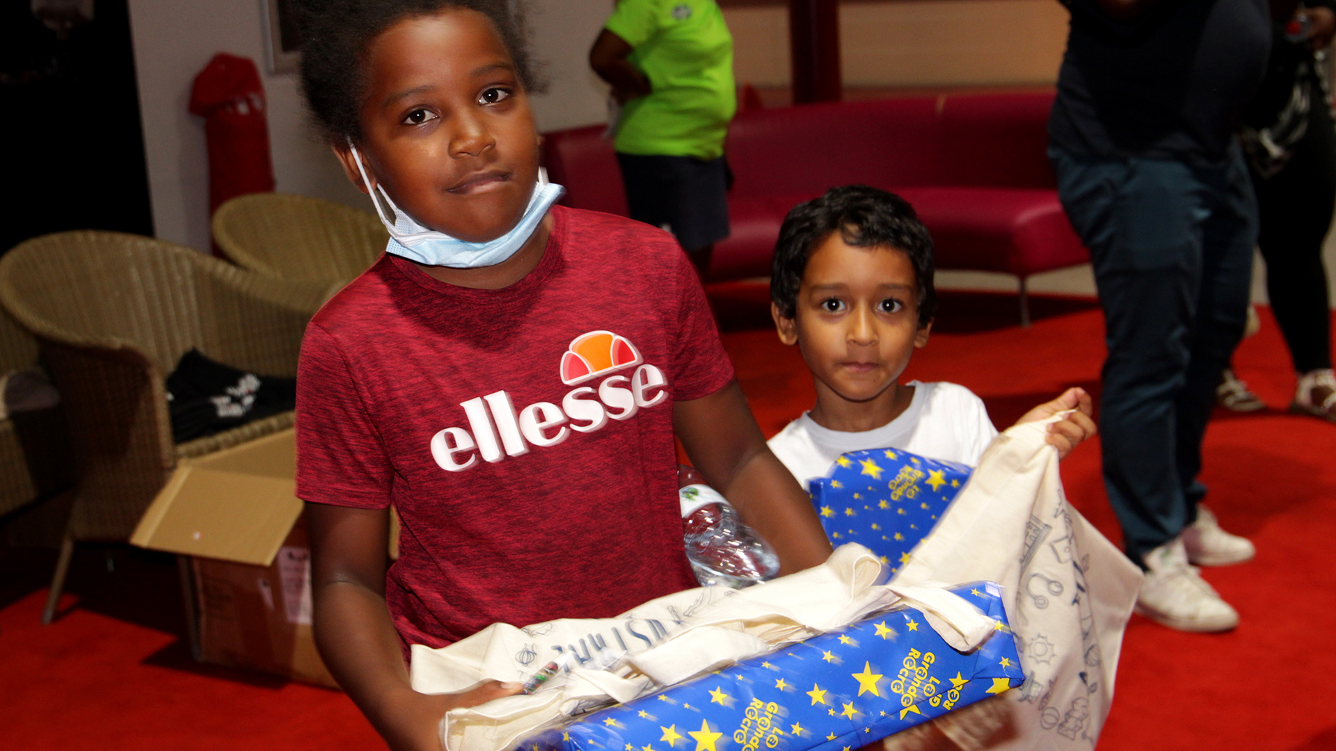 Kouler Lo Ker distribue des cadeaux aux enfants sinistrés de La Marina