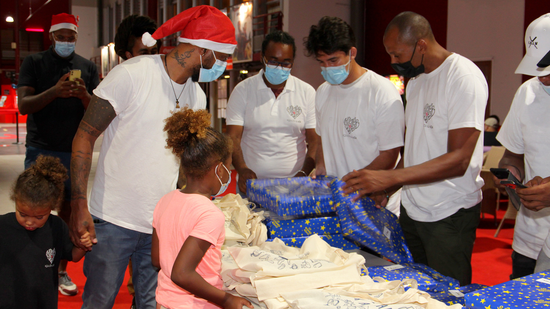 Kouler Lo Ker distribue des cadeaux aux enfants sinistrés de La Marina