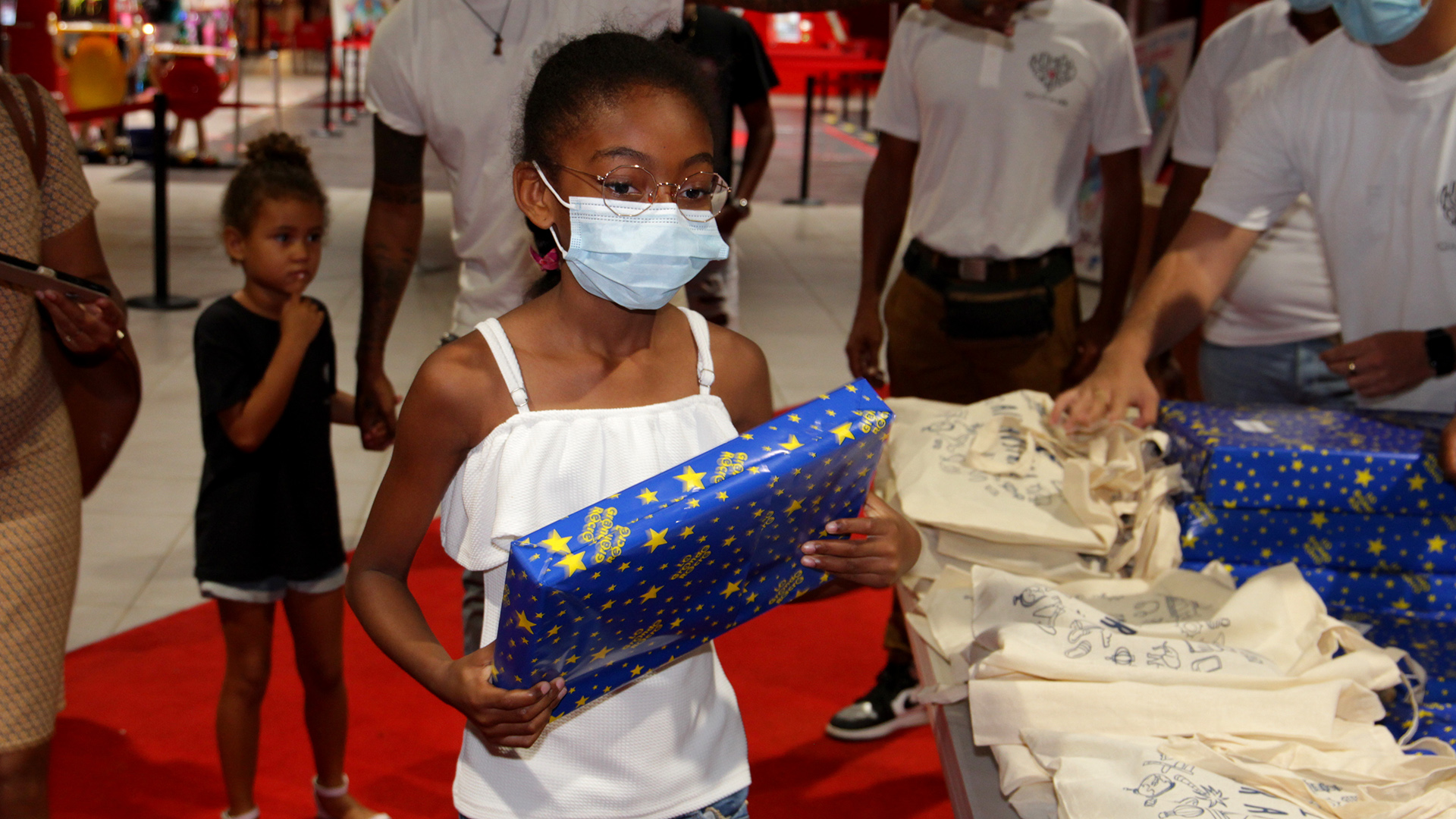 Kouler Lo Ker distribue des cadeaux aux enfants sinistrés de La Marina