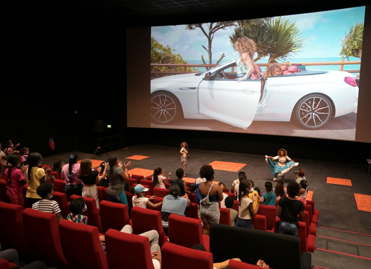 “Ciné Noël” : 200 marmailles de 1000 Sourires fêtent Noël au Multiplexe Ciné Cambaie