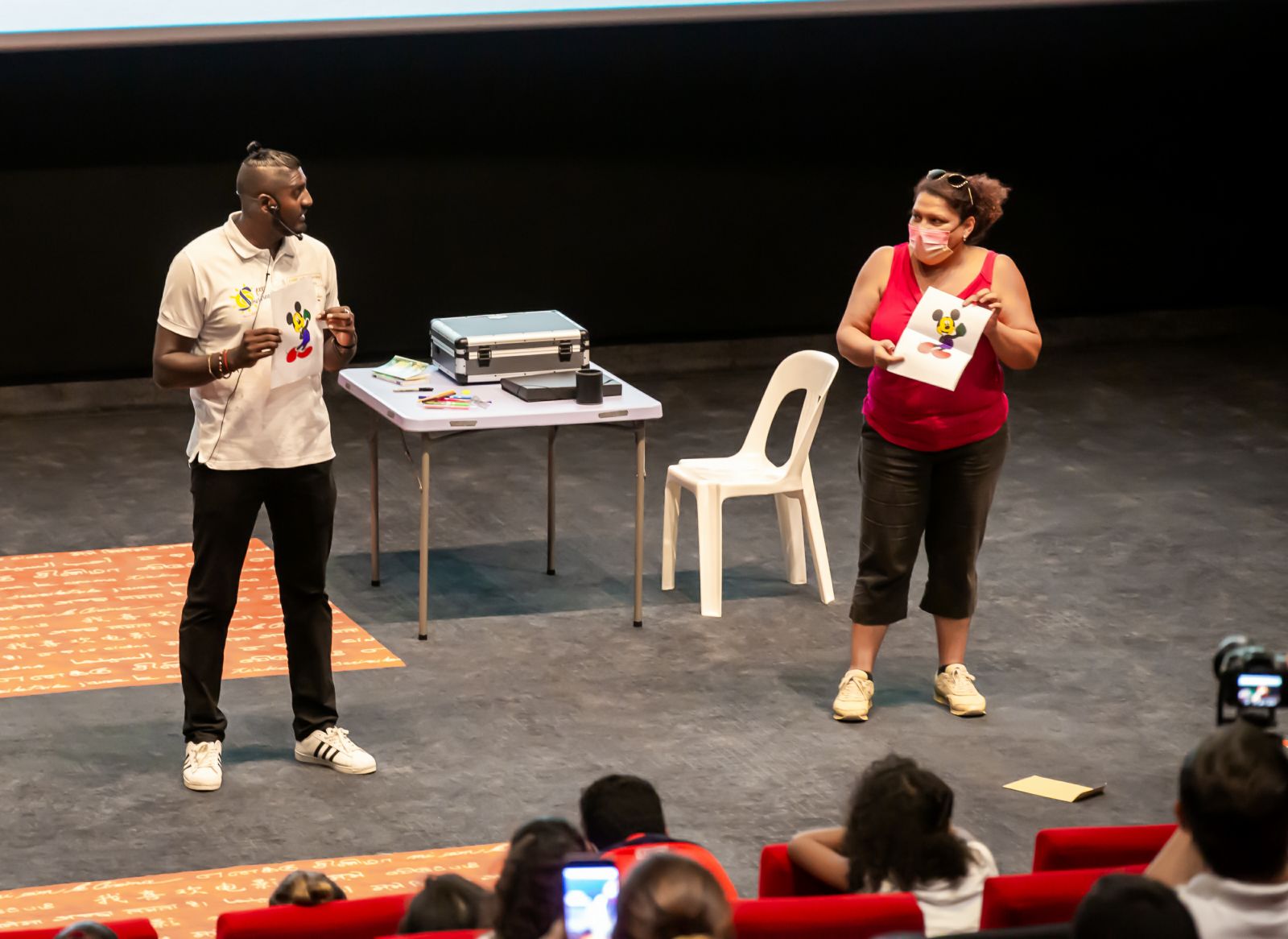 “Ciné Noël” : 200 marmailles de 1000 Sourires fêtent Noël au Multiplexe Ciné Cambaie