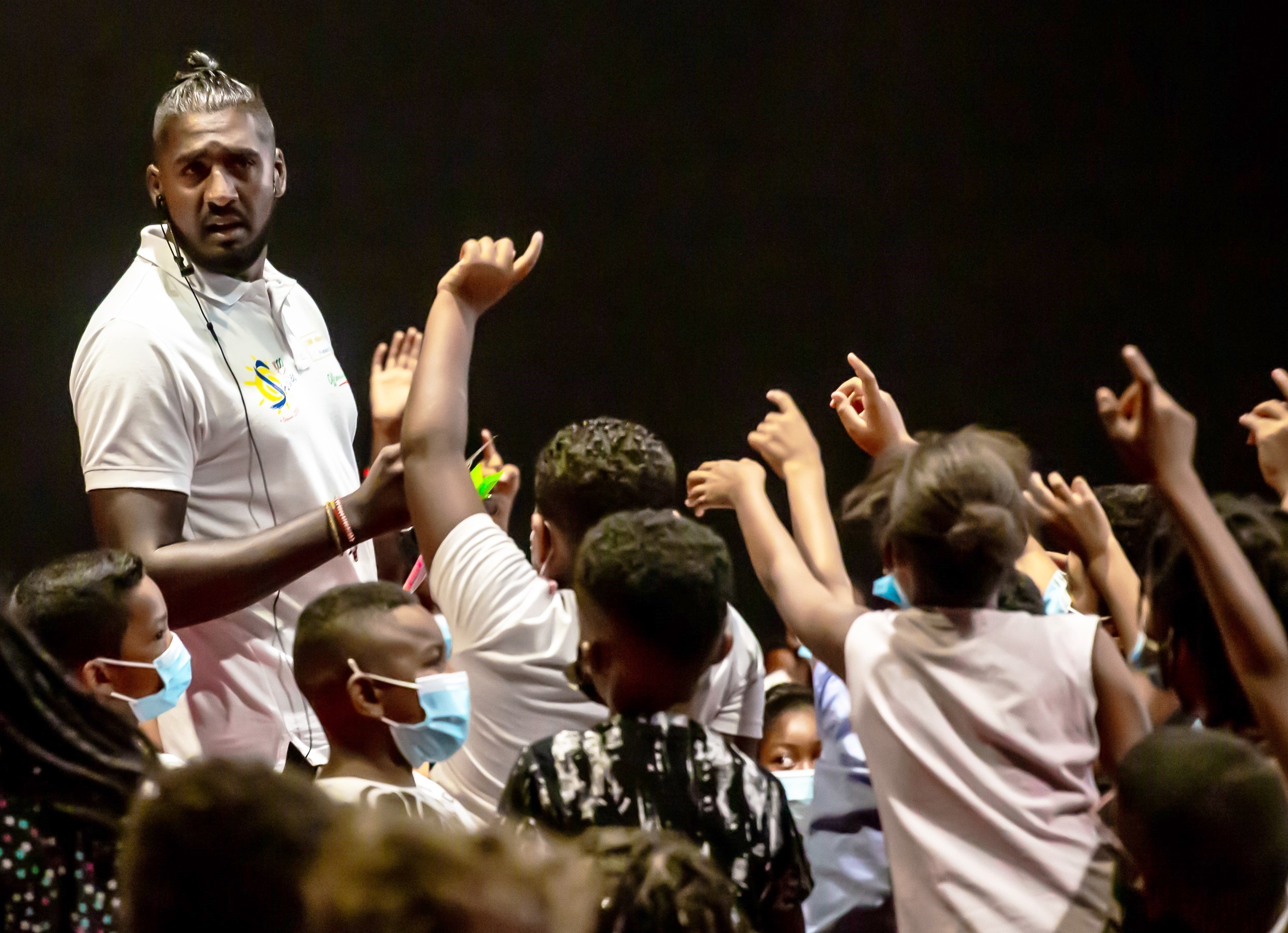 “Ciné Noël” : 200 marmailles de 1000 Sourires fêtent Noël au Multiplexe Ciné Cambaie
