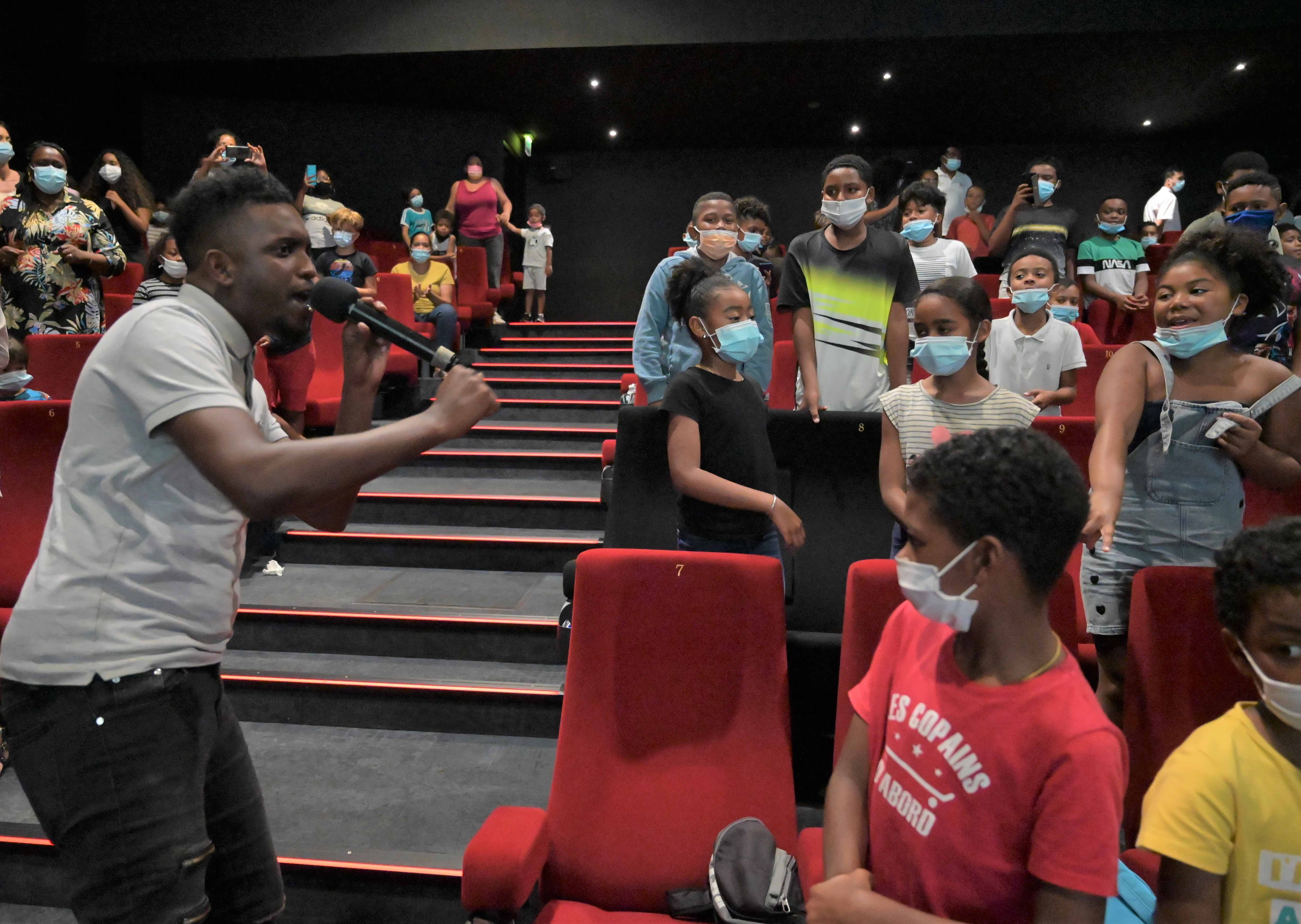 “Ciné Noël” : 200 marmailles de 1000 Sourires fêtent Noël au Multiplexe Ciné Cambaie