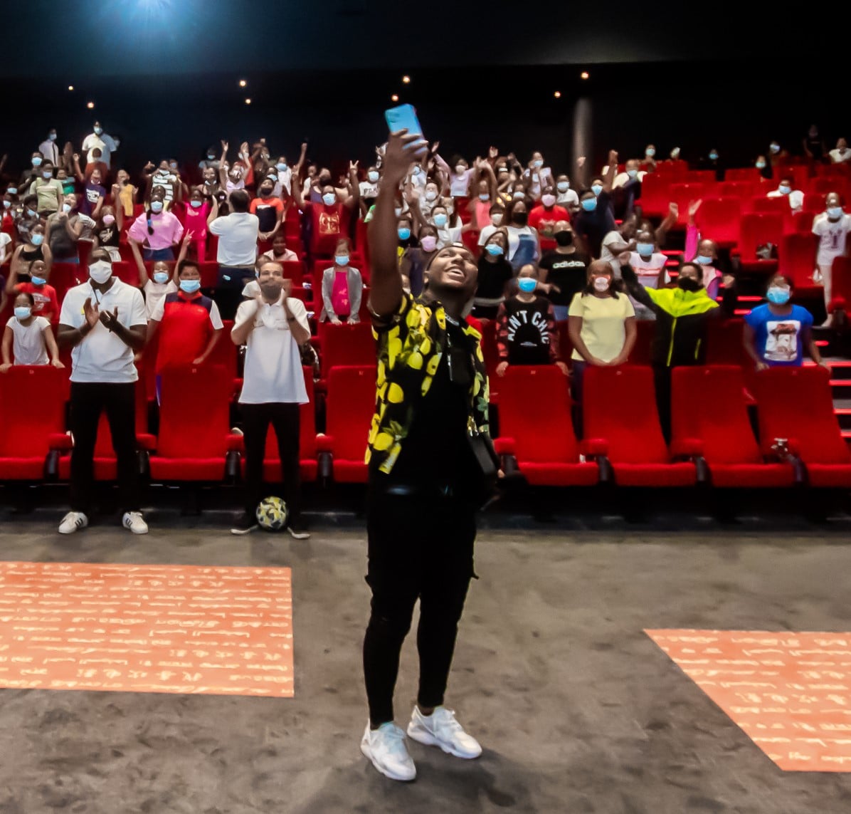 “Ciné Noël” : 200 marmailles de 1000 Sourires fêtent Noël au Multiplexe Ciné Cambaie