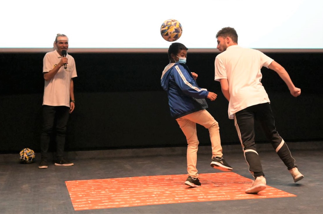 “Ciné Noël” : 200 marmailles de 1000 Sourires fêtent Noël au Multiplexe Ciné Cambaie