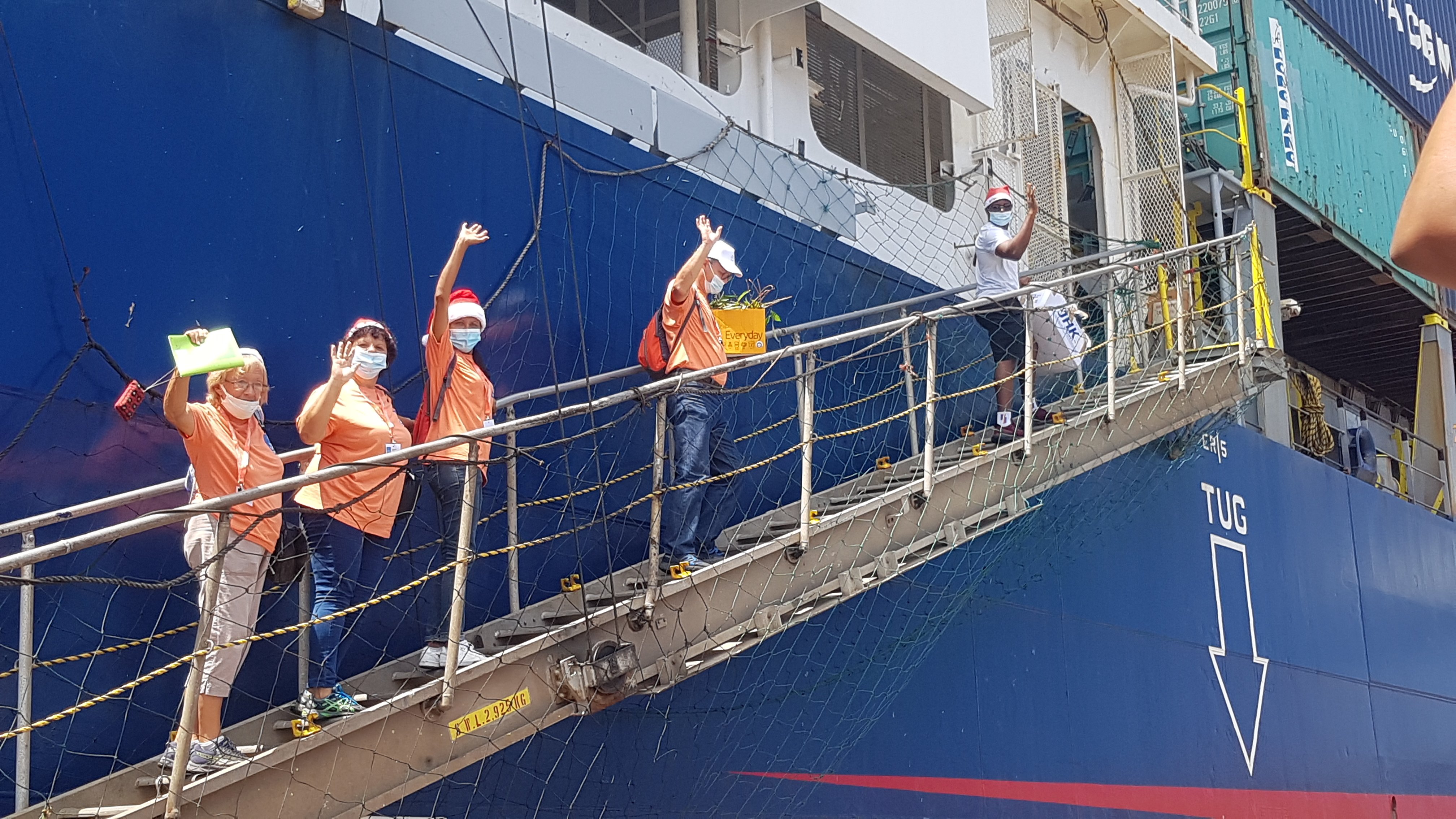 Alain Djeutang est sur le pont pour saluer les marins internationaux à quai à La Réunion