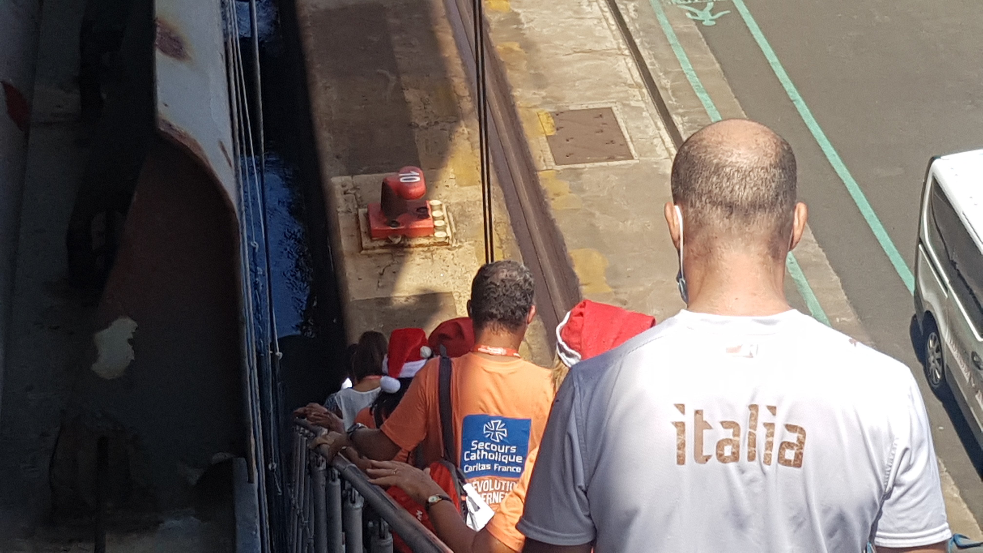 Alain Djeutang est sur le pont pour saluer les marins internationaux à quai à La Réunion