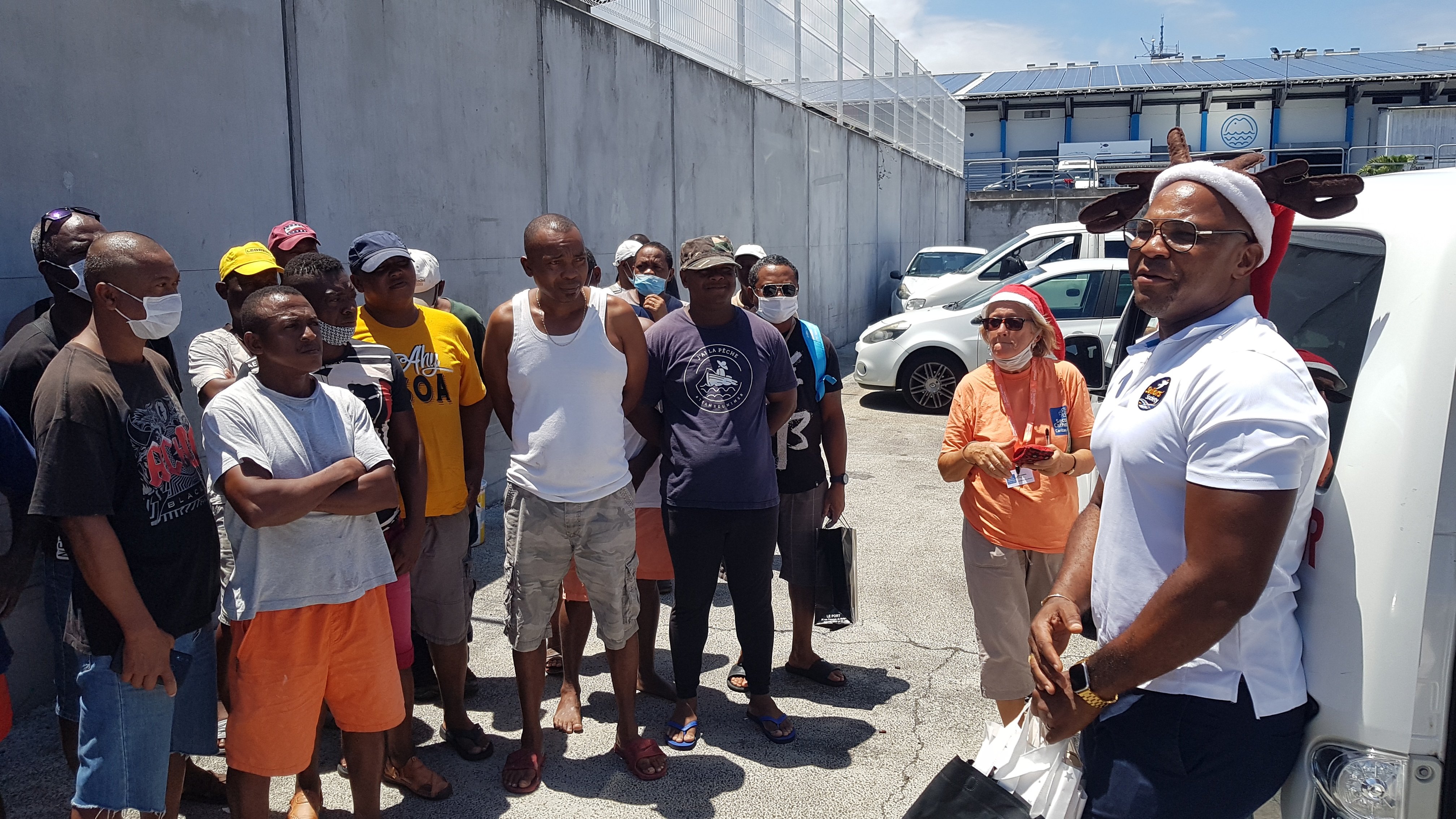Alain Djeutang est sur le pont pour saluer les marins internationaux à quai à La Réunion